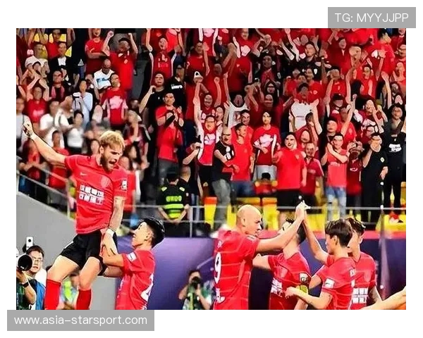 球队宣布超级新援加盟，球迷庆祝