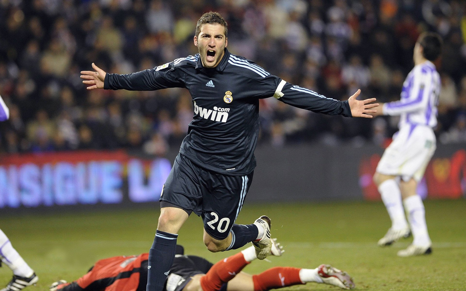 星空·体育app下载-球队在欧冠比赛中通过紧密盯防限制对手核心，欧冠客场进球优势是什么